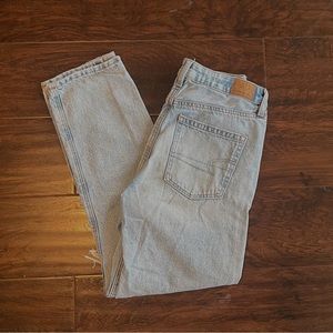 American Eagle Mom Straight Leg Jeans. Size 6. Medium/Light Wash. 27in inseam.